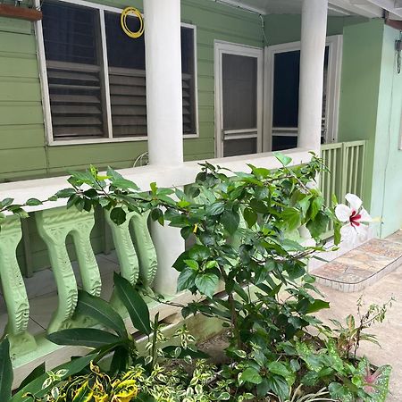 Andre'S Guest House เนกริล ภายนอก รูปภาพ