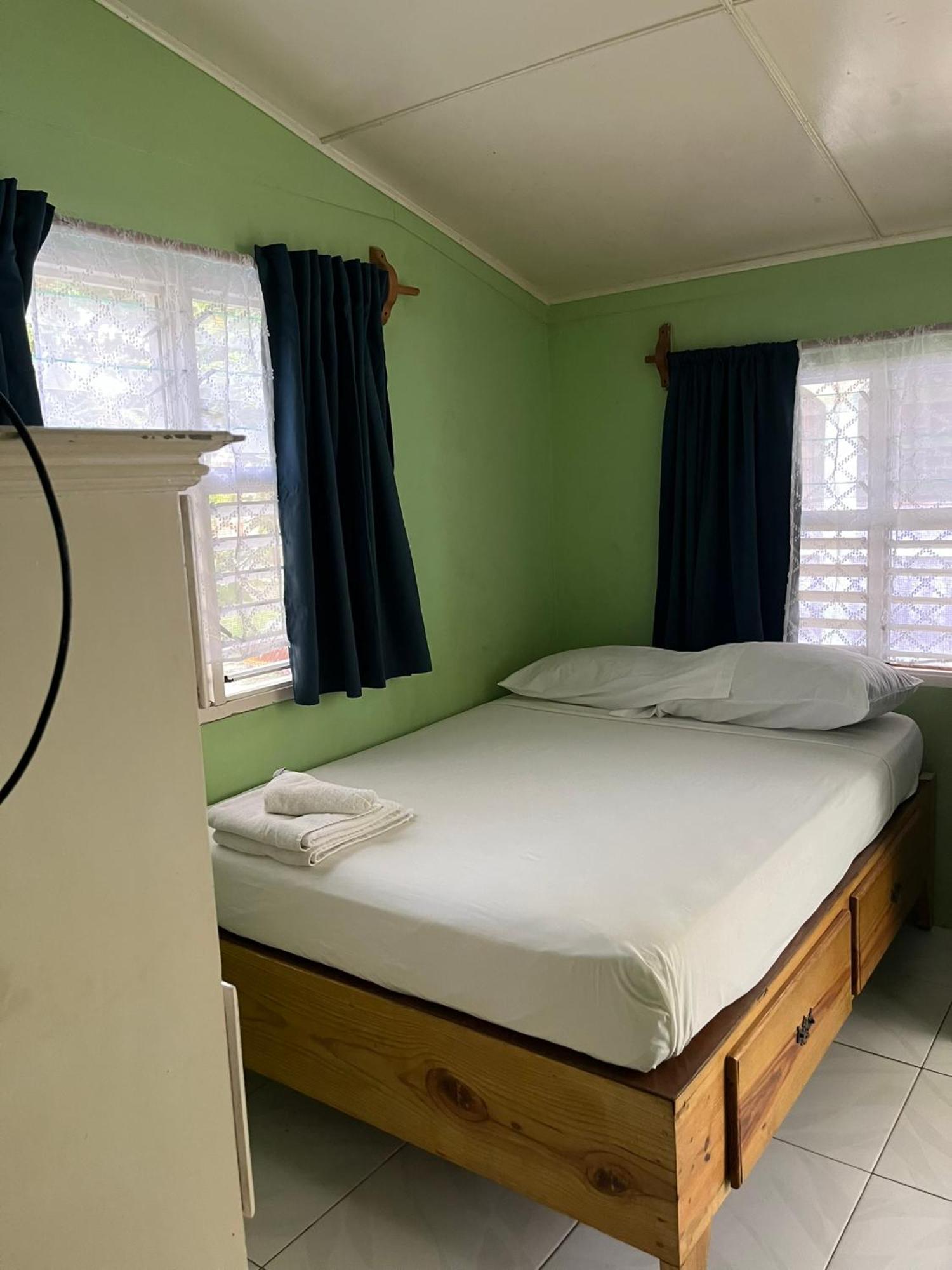 Andre'S Guest House เนกริล ภายนอก รูปภาพ