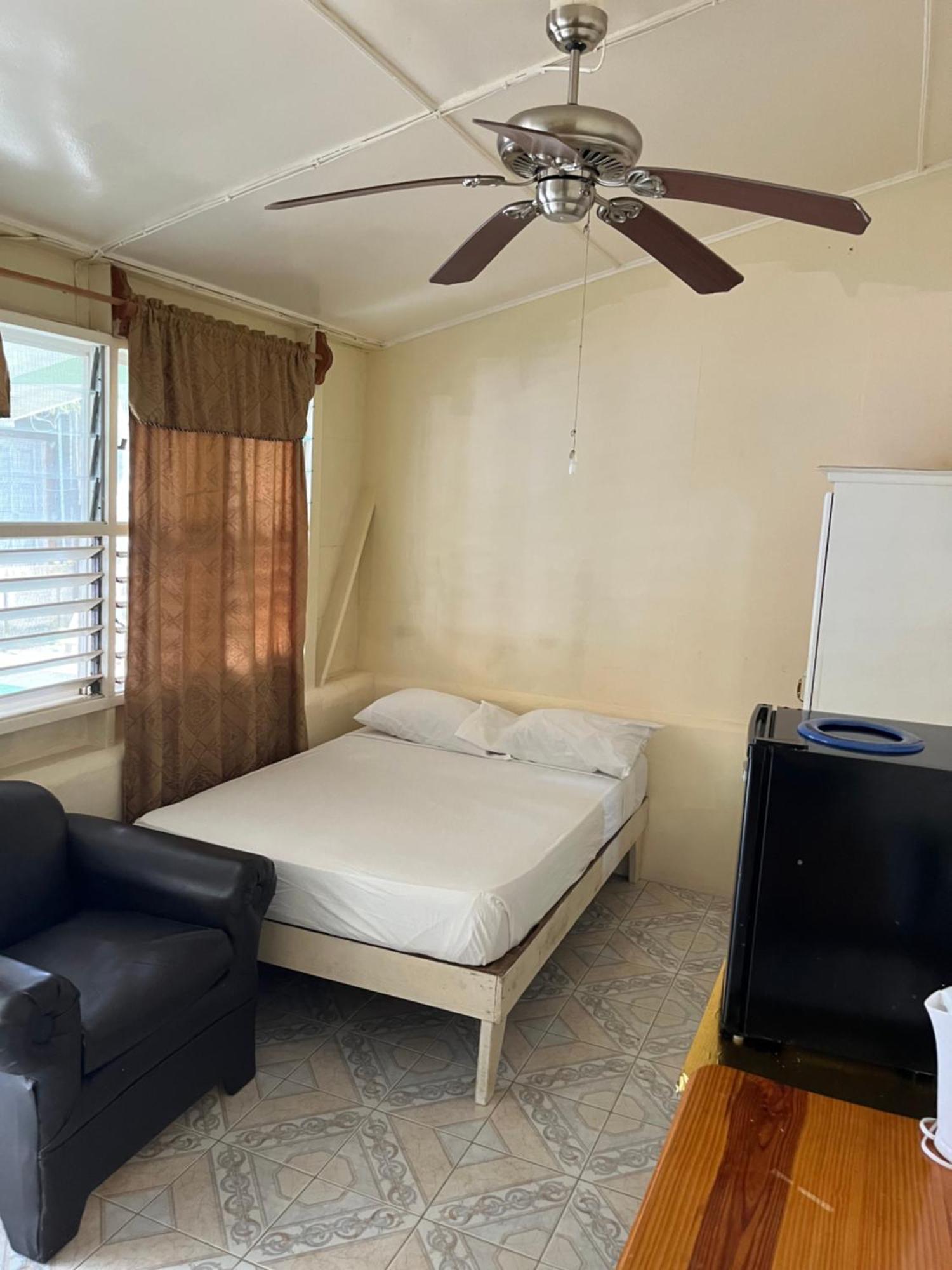 Andre'S Guest House เนกริล ภายนอก รูปภาพ