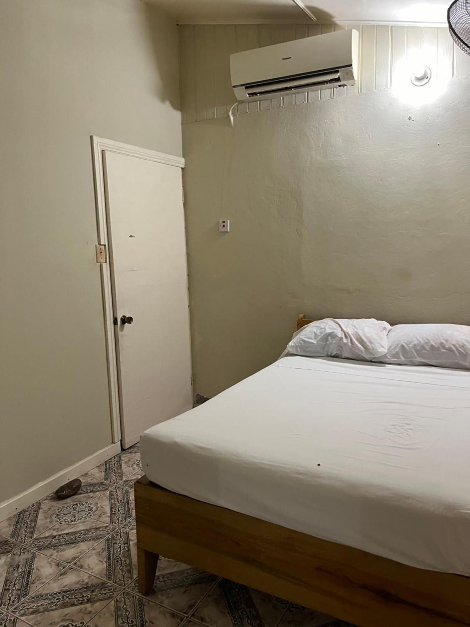 Andre'S Guest House เนกริล ห้อง รูปภาพ