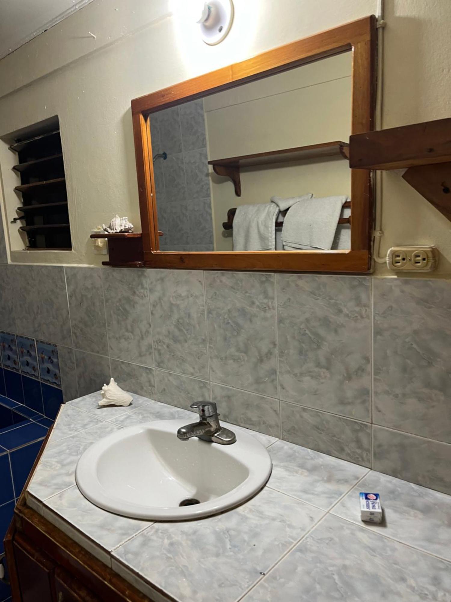 Andre'S Guest House เนกริล ห้อง รูปภาพ