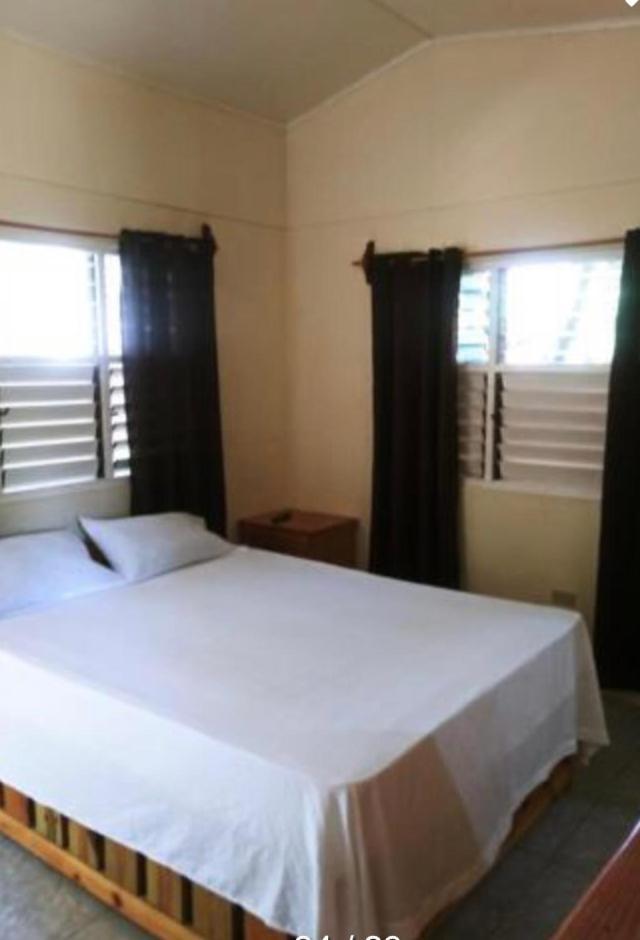 Andre'S Guest House เนกริล ห้อง รูปภาพ